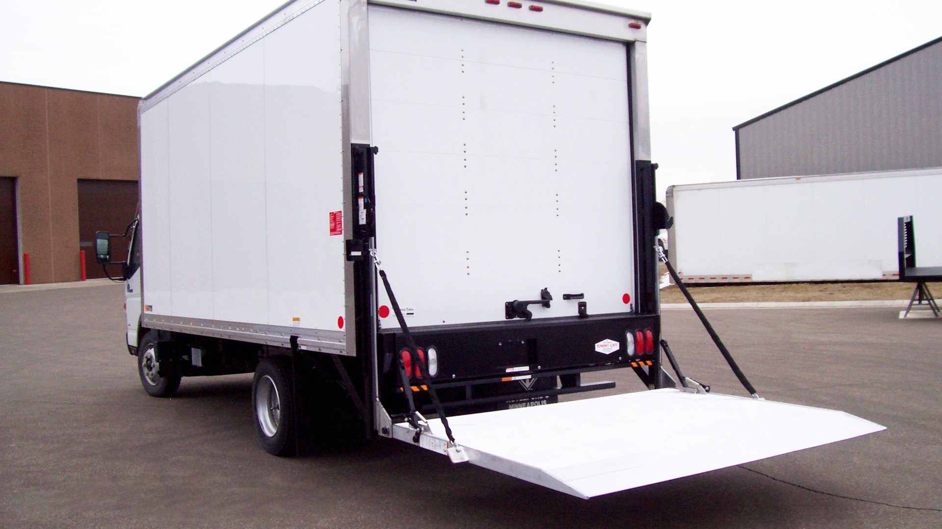 self moving trucks with lift gates